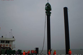 Utilisation du vibrofonceur Yong’An dans la construction des fondations du pont de la baie Qingdao